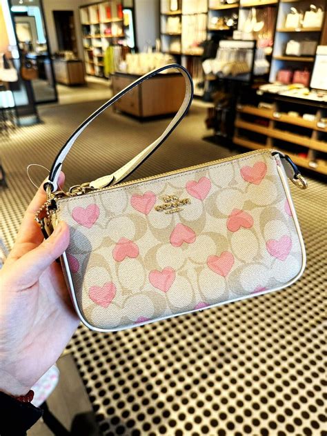 coach nolita 19 heart print.